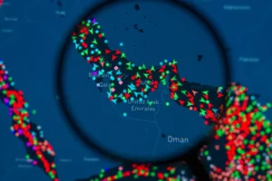 Países recusam ajuda a Trump no estreito de Hormuz; Irã ataca oleoduto