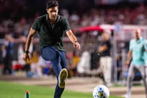 Palmeiras bate São Paulo e é líder, mas Abel se irrita e é expulso