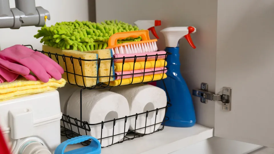 Pela sua segurança, nunca guarde produtos de limpeza debaixo da pia