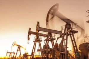 Petróleo chega a cair 3%, mas sobe após ataques aumentarem em todo o Oriente Médio