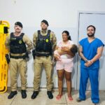 Policiais militares fazem 'manobra de heimlich' e salvam a vida de bebê que estava engasgado