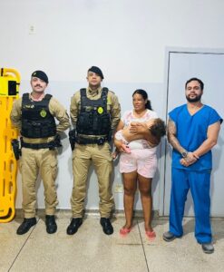Policiais militares fazem ‘manobra de heimlich’ e salvam a vida de bebê que estava engasgado