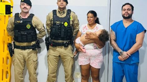 Policiais militares fazem 'manobra de heimlich' e salvam a vida de bebê que estava engasgado