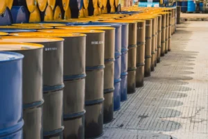 Preço do petróleo sobe nesta segunda com novos ataques no Oriente Médio