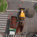 Prefeitura faz vistoria em buraco que deixou ônibus preso na Avenida Kakogawa, em Maringá