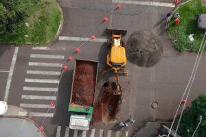Prefeitura faz vistoria em buraco que deixou ônibus preso na Avenida Kakogawa, em Maringá