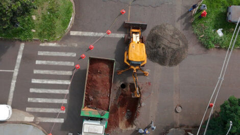 Prefeitura faz vistoria em buraco que deixou ônibus preso na Avenida Kakogawa, em Maringá