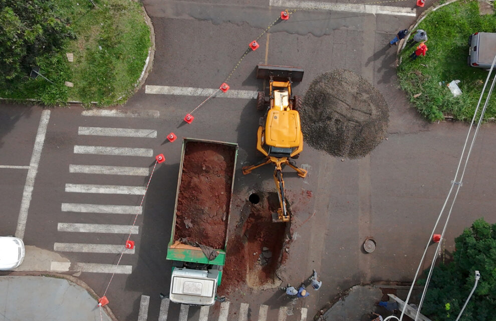 Prefeitura faz vistoria em buraco que deixou ônibus preso na Avenida Kakogawa, em Maringá