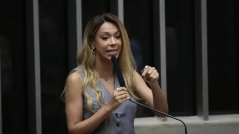 Presidente do SBT liga para Erika Hilton e pede desculpas por fala de Ratinho