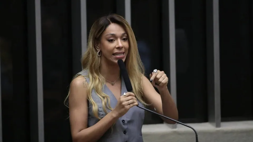 Presidente do SBT liga para Erika Hilton e pede desculpas por fala de Ratinho