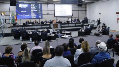 Professor Pacífico critica compras sem licitação da Prefeitura de Maringá; vereadores da base saem em defesa do Executivo