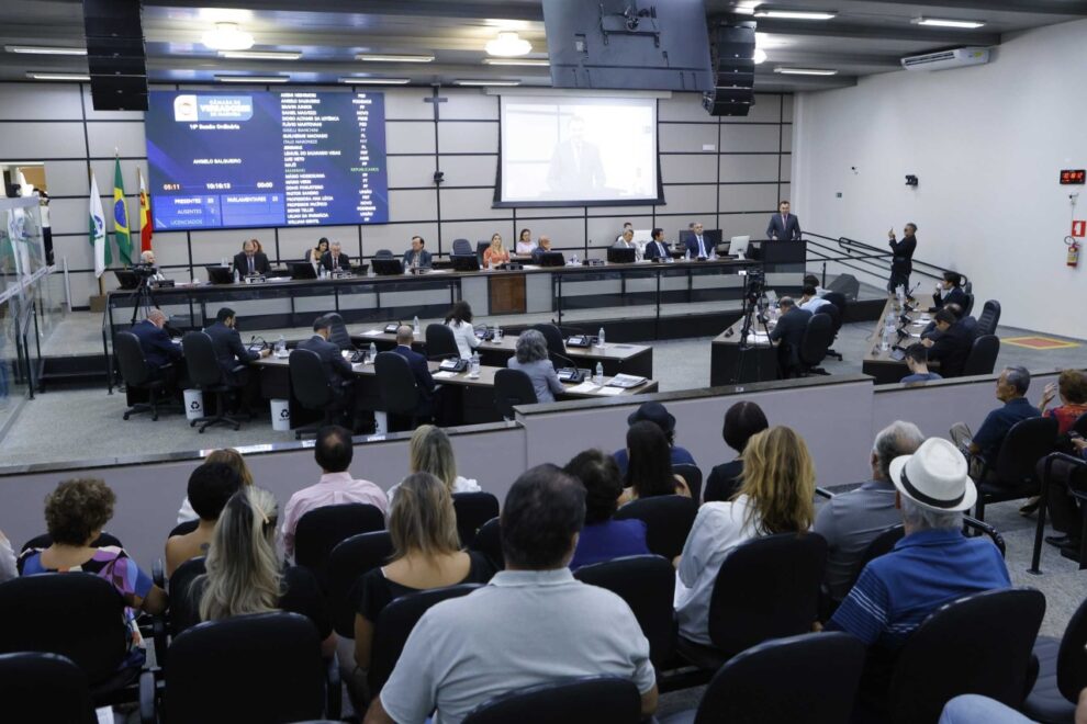 Professor Pacífico critica compras sem licitação da Prefeitura de Maringá; vereadores da base saem em defesa do Executivo