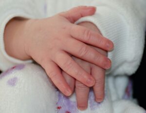 Recém-nascida dá entrada em hospital de Maringá com suspeita de agressões e abuso sexual