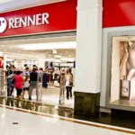 Renner recolhe blusa 'regret nothing', usada por réu de estupro ao se entregar à polícia