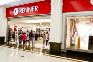 Renner recolhe blusa 'regret nothing', usada por réu de estupro ao se entregar à polícia