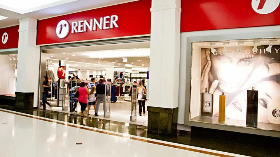 Renner recolhe blusa 'regret nothing', usada por réu de estupro ao se entregar à polícia