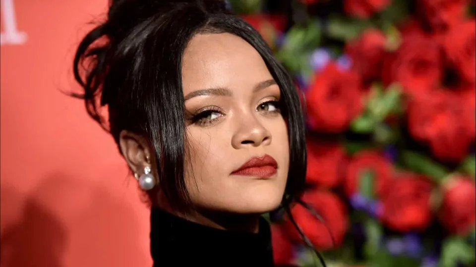 Rihanna deixa Los Angeles após atentado a tiros contra sua casa na cidade