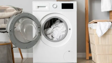 Roupa sai da máquina com mau cheiro? Veja o que pode estar errado