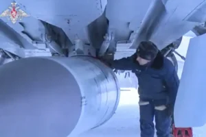 Rússia ataca Ucrânia com míssil hipersônico Kinzhal e 442 drones