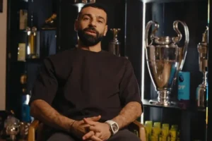 Salah anuncia saída do Liverpool após nove anos e emociona torcida