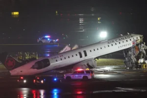 'Salvaram vidas', diz passageira sobre pilotos de avião que bateu em NY