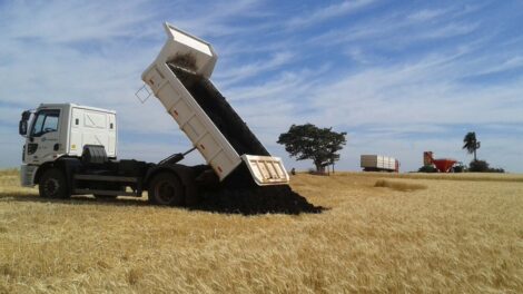 Sanepar abre edital para ampliar distribuição de lodo para agricultura