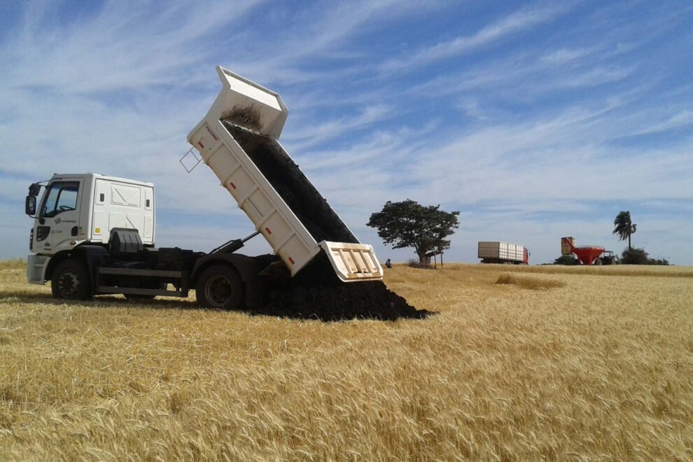 Sanepar abre edital para ampliar distribuição de lodo para agricultura