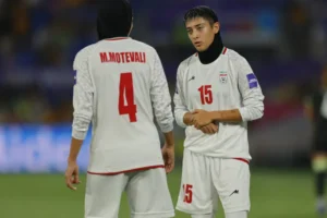 Seleção feminina do Irã muda postura, presta continência e canta hino nacional