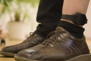 Senado aprova uso imediato de tornozeleira por agressor de mulher