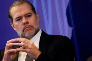 Senador obtém assinaturas para abrir CPI contra Moraes e Toffoli por caso Master