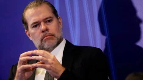 Senador obtém assinaturas para abrir CPI contra Moraes e Toffoli por caso Master