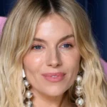 Sienna Miller e a gravidez aos 44 anos: "É a melhor coisa, é mais fácil"