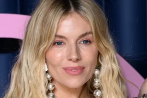 Sienna Miller e a gravidez aos 44 anos: "É a melhor coisa, é mais fácil"