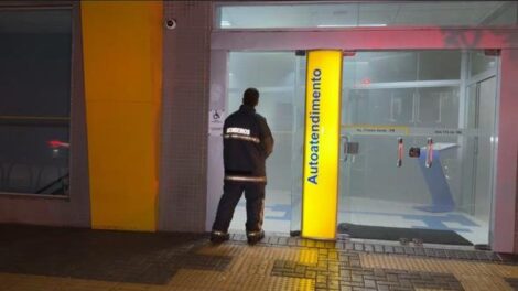 Sistema anti-incêndio é acionado após tentativa de fogo em banco de Maringá