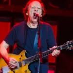 Stevie Young, guitarrista da banda AC/DC, é internado na capital da Argentina