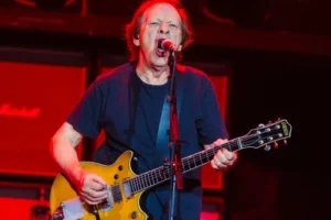 Stevie Young, guitarrista da banda AC/DC, é internado na capital da Argentina