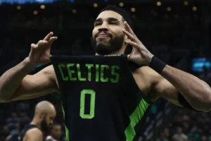 Tatum volta após lesão em vitória dos Celtics; Doncic faz 44 e lidera triunfo dos Lakers na NBA