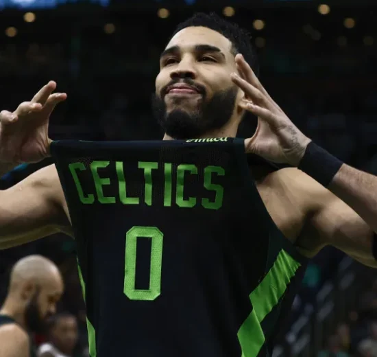 Tatum volta após lesão em vitória dos Celtics; Doncic faz 44 e lidera triunfo dos Lakers na NBA