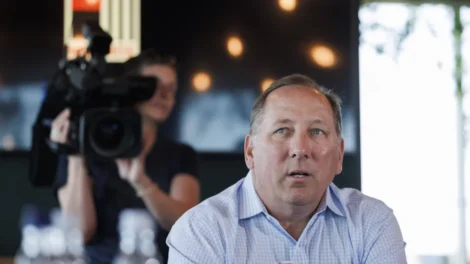 Textor diz que não vê jogo pensando em dinheiro e quer 'surra' do Botafogo