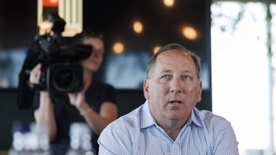 Textor diz que não vê jogo pensando em dinheiro e quer 'surra' do Botafogo