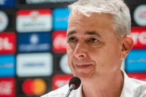 Tiago Nunes leva filho com Síndrome de Down a coletiva de imprensa no Equador