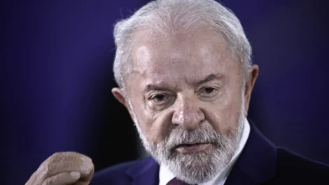 Tiros de Trump afetam o mundo e tem gente que se aproveita, diz Lula sobre alta nos combustíveis