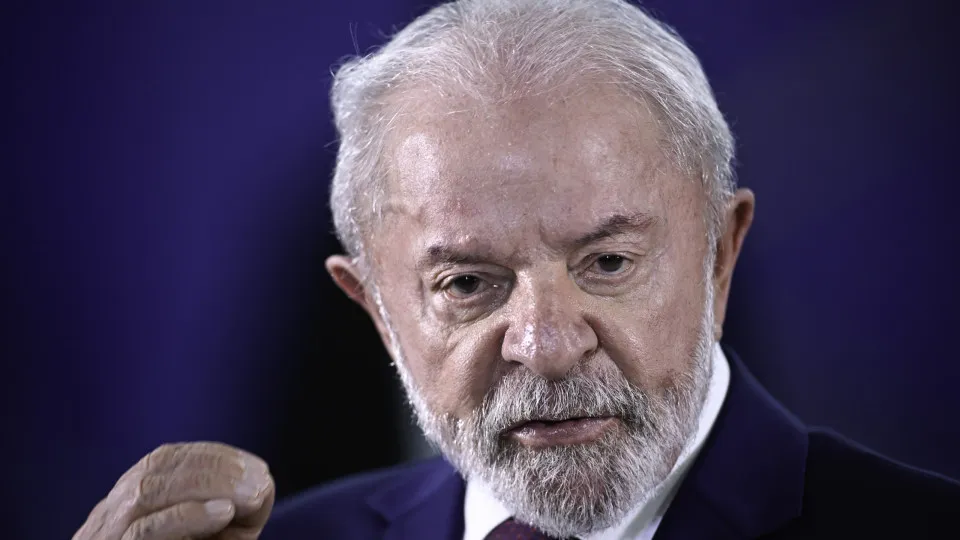 Tiros de Trump afetam o mundo e tem gente que se aproveita, diz Lula sobre alta nos combustíveis