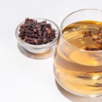 Tome água com cravo antes de dormir e veja os benefícios para o corpo