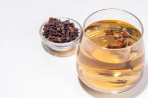 Tome água com cravo antes de dormir e veja os benefícios para o corpo