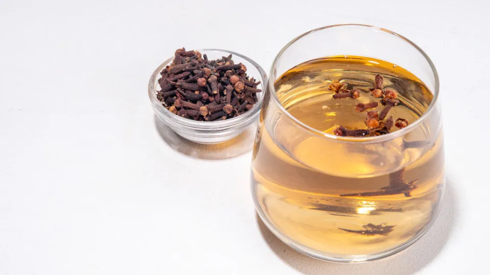 Tome água com cravo antes de dormir e veja os benefícios para o corpo