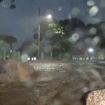 Trecho de avenida alaga após forte chuva em Maringá; vídeo