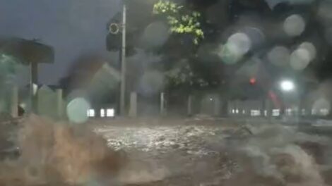 Trecho de avenida alaga após forte chuva em Maringá; vídeo