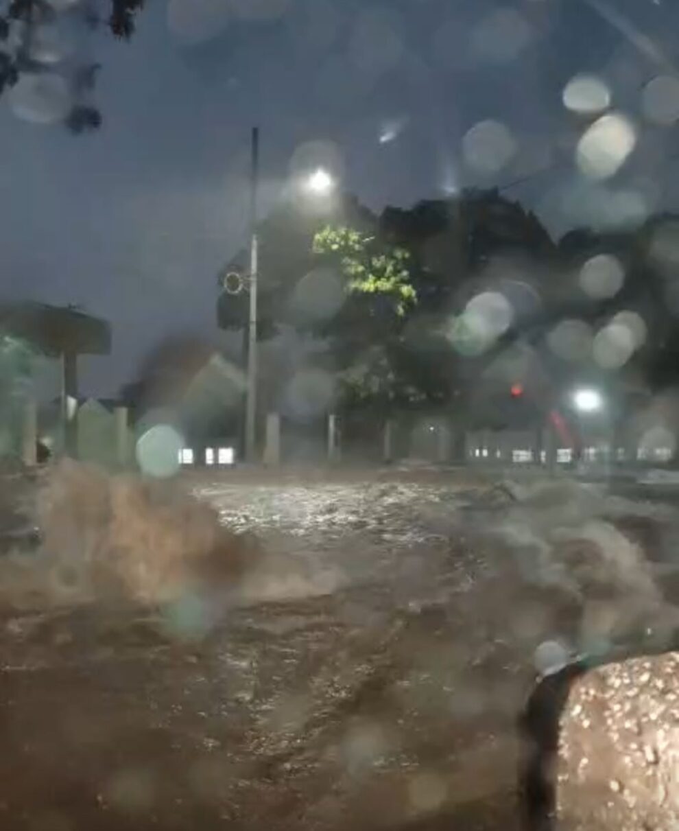 Trecho de avenida alaga após forte chuva em Maringá; vídeo