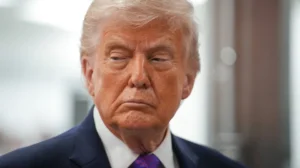 Trump avalia encerrar guerra mesmo com bloqueio no Estreito de Ormuz